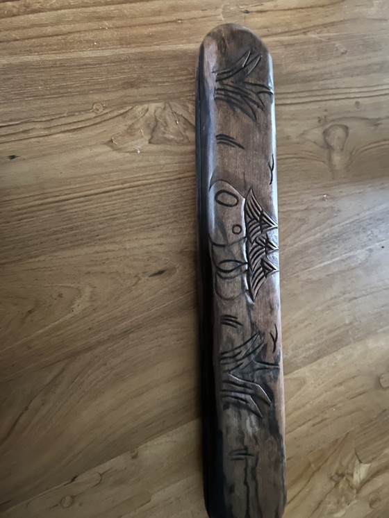 Image 1 of Een vintage houten Mancala-spel, uit hout gesneden. Een soort zaden dienen als