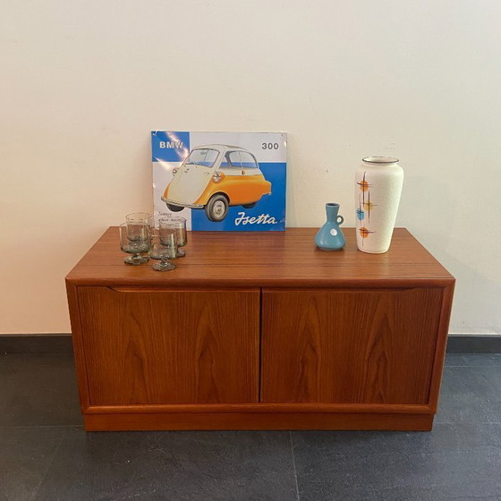 Image 1 of Alter dänischer TV-Schrank/ niedriges Sideboard von Dyrlund