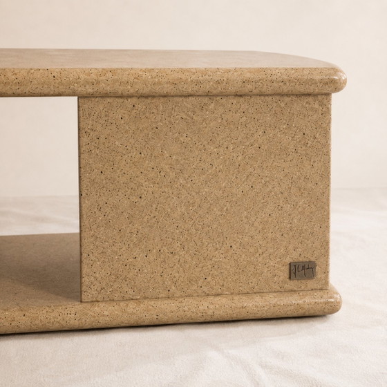 Tavolino laterale o d'appoggio firmato Jean-Claude Mahey, in legno e resina beige screziata, anni '70. (photo 2 of 5)