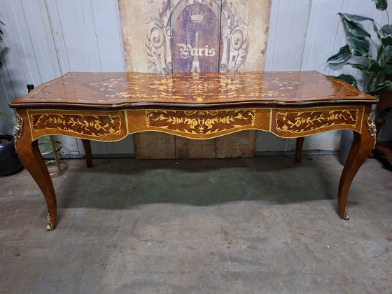 Image 1 of Bureau ancien de style baroque, orné d'incrustations. Dimensions : 200 x 85 cm et 79 cm de hauteur.