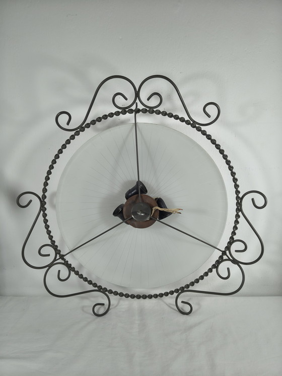Image 1 of Grande lampada da parete/plafoniera vintage Art Déco in ferro battuto e vetro satinato – Ø49 cm