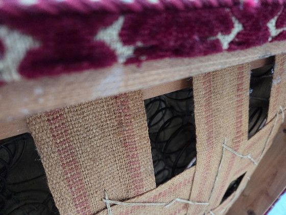 Image 1 of Fauteuil danois des années 1960, revêtement en velours rouge cerise, bois de chêne.