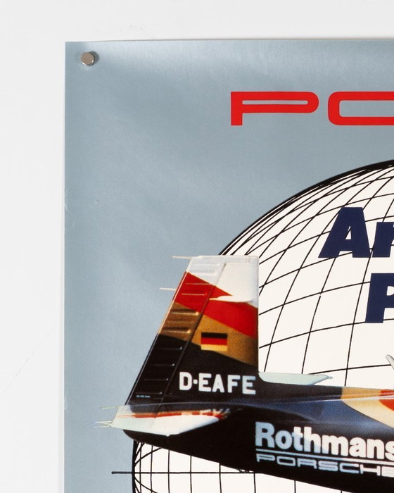 Image 1 of Porsche PFM 3200 in giro per il mondo – 1985 – Poster originale Porsche d'epoca – Motorsport d'epoca – 102x76 cm