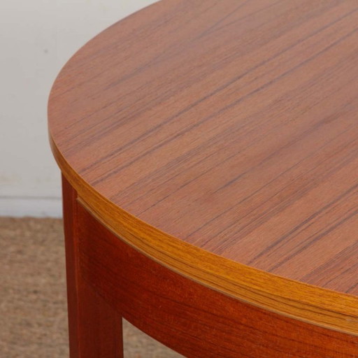 Round extendable teak dining table, 1970