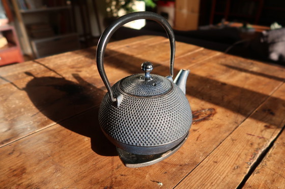 Image 1 of Teiera vintage in ghisa con decorazione a rilievo, stile giapponese Tetsubin, con sottopentola - 2C31