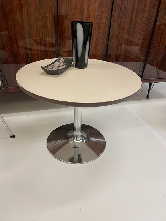 Image 1 of Table d'appoint à pied trompette de Mayer