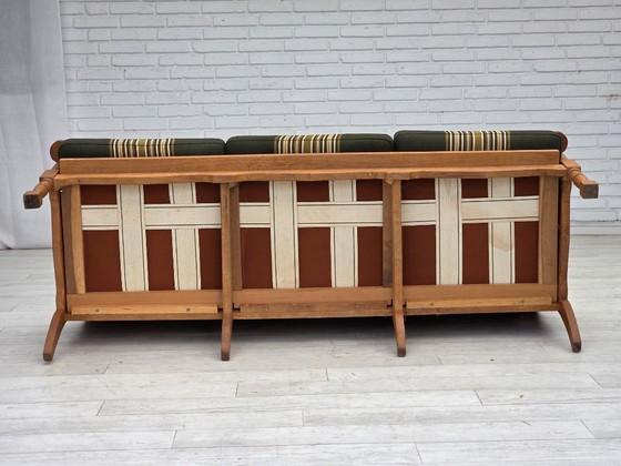 Image 1 of Deense driezitsbank uit de jaren 70, bekleed met groene meubelwol en gemaakt van massief eikenhout.
