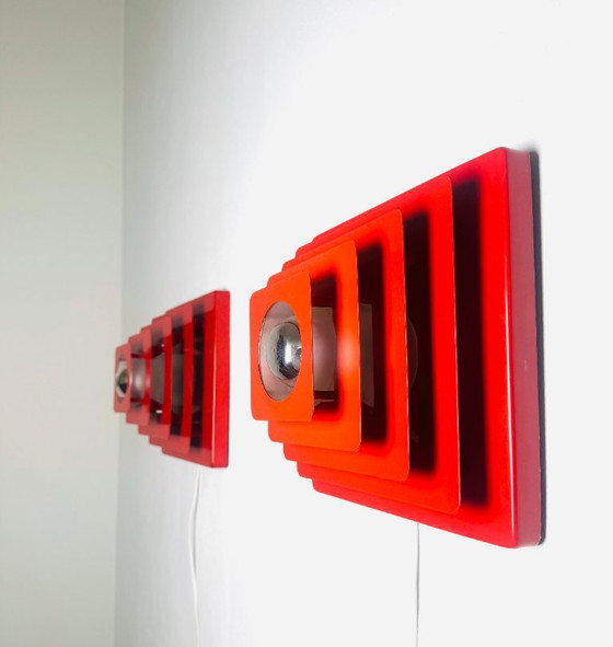 Lampade da parete piramidali multistrato di colore rosso, prodotte da Hustadt Leuchten, Germania, anni '70. (photo 3 of 6)