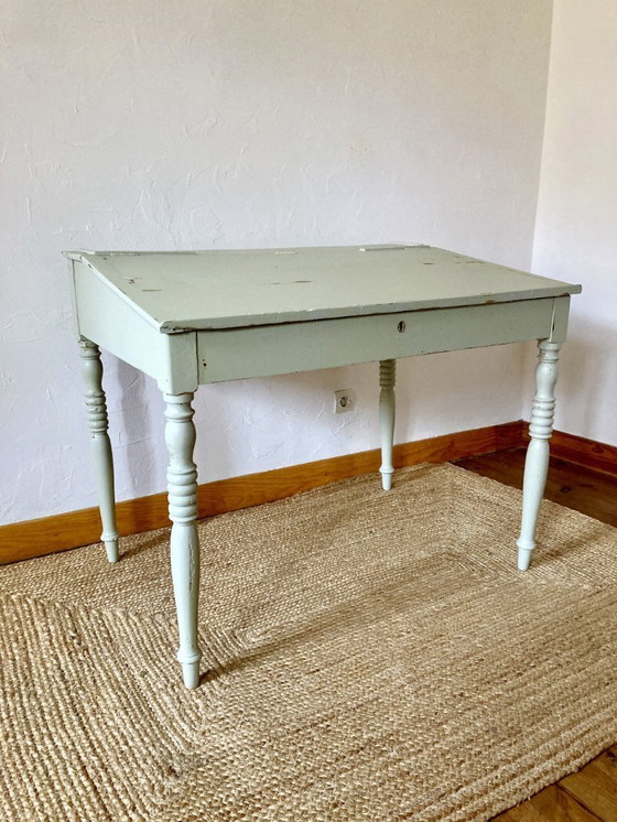 Image 1 of Escritorio antiguo de madera con frente inclinado, frente abatible y patas torneadas
