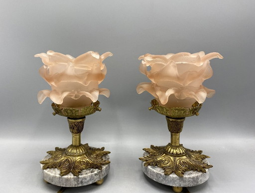 Set van 2 Art Nouveau Tafellampen • Roze Gefrost Glas Bloemenkap • Messing & Marmer Voet • Vintage Sfeerlampen • Franse Decorati