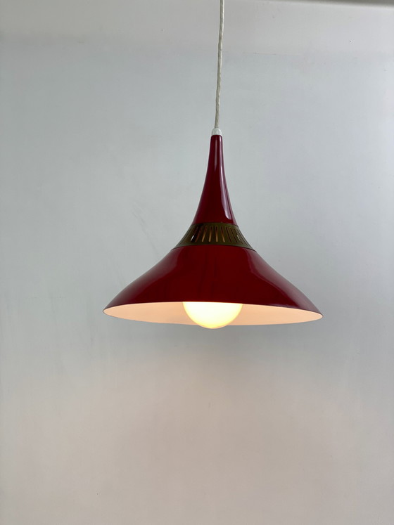 Image 1 of Lampada a sospensione scandinava in metallo rosso e ottone, 1960
