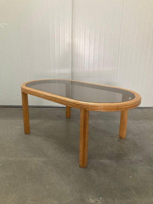 Table de salle à manger ovale en rotin et bambou avec plateau en verre fumé, 1970