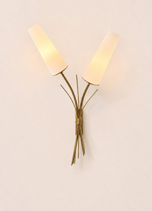 Een paar vintage XL wandlampen, messing en gebogen opaalglas, Frankrijk 1960.