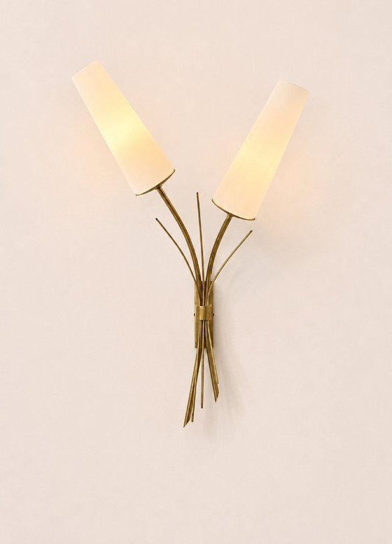 Image 1 of Een paar vintage XL wandlampen, messing en gebogen opaalglas, Frankrijk 1960.