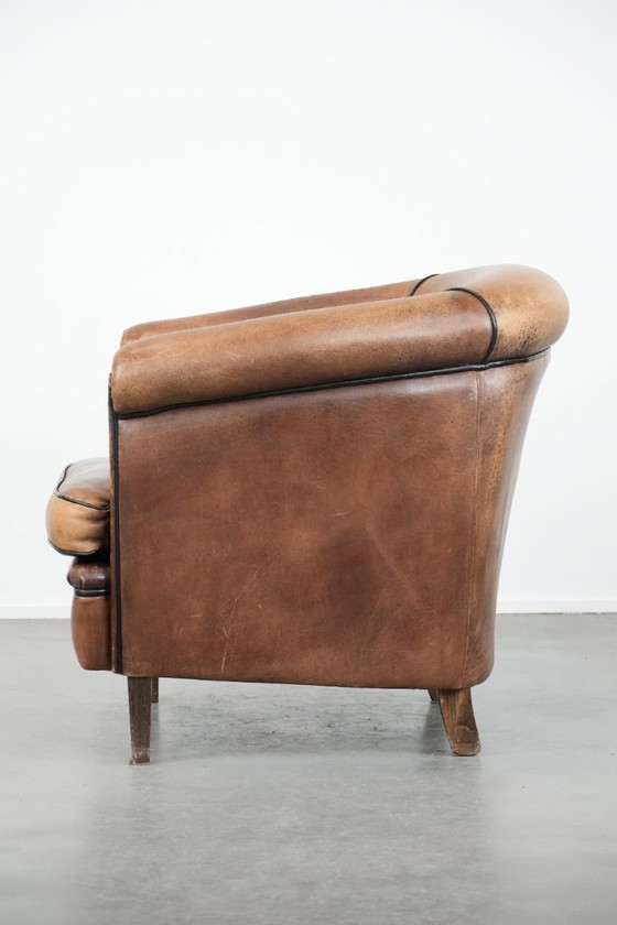 Image 1 of Vintage schapenleren clubfauteuil met een mooi patina
