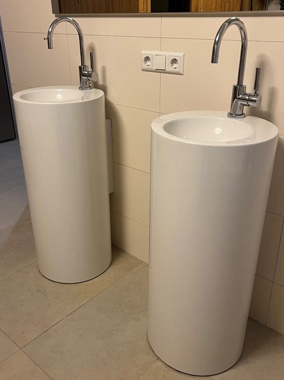 Image 1 of 2 lavabos Alape blancos de 40 cm con grifería monomando Dornbracht Tara.