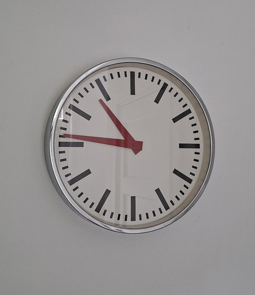Grote iconische station klok met rode wijzers