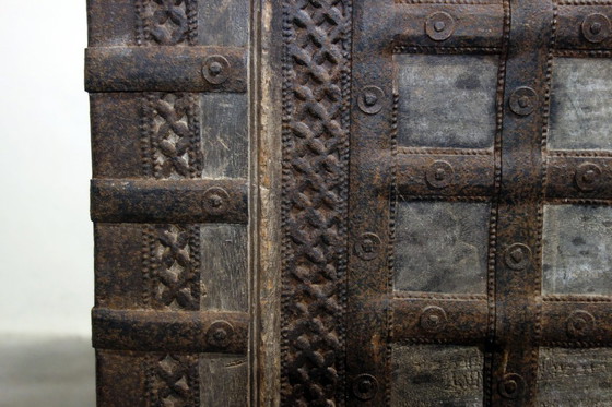 Image 1 of Antike Hochzeitstruhe aus Holz und Eisen, Indien, 19. Jahrhundert