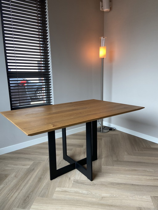 Table de salle à manger moderne en chêne avec piètement en acier noir