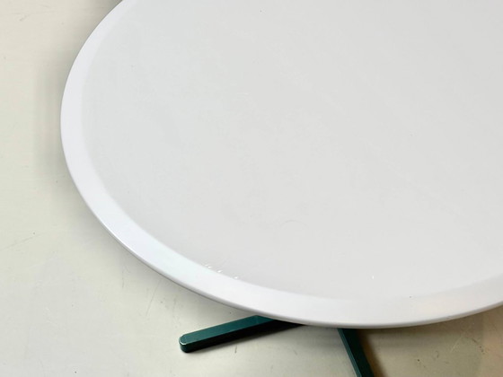 Image 1 of Ronde eettafel met wit blad en centrale voet, jaren 90