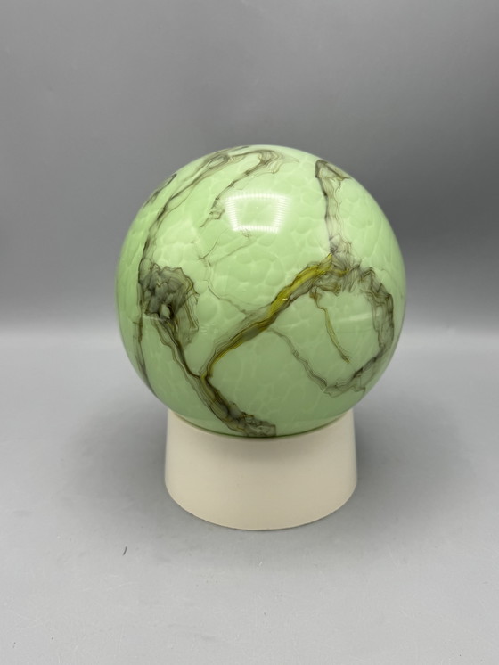 Image 1 of Lampada da soffitto vintage verde opalino con effetto marmo: un'attrazione retrò suggestiva