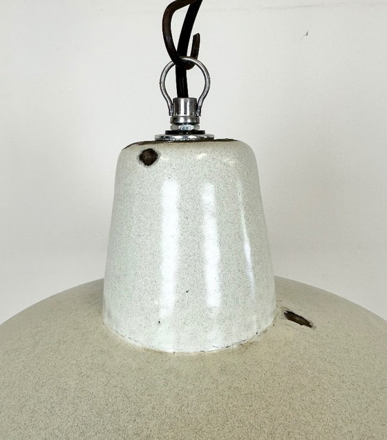 Image 1 of Industriële witte geëmailleerde fabriekshanglamp van Zaos, jaren 60
