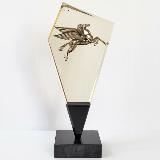 Escultura de un caballo alado, Pegaso, Sagitario, de la década de 1970, resina y mármol.