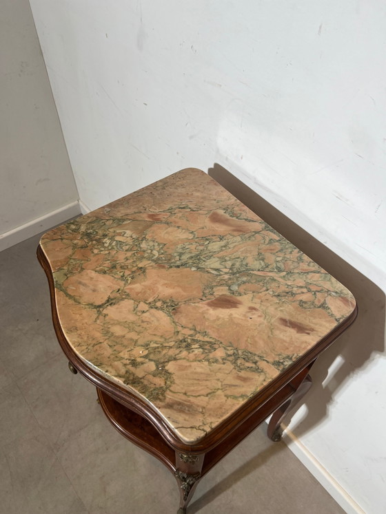Mesa auxiliar antigua francesa estilo Luis XV con tapa de mármol. – Mesas auxiliares (photo 5 of 5)