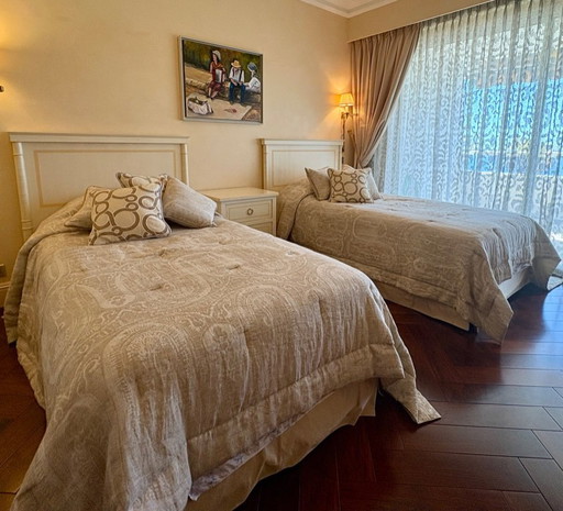 2 lits avec matelas, sommiers et têtes de lits 