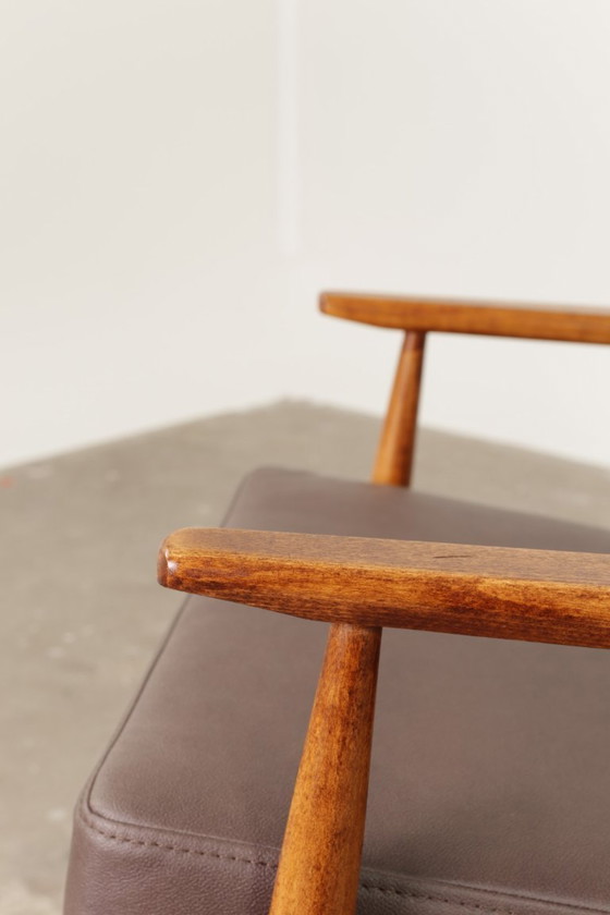 Image 1 of Sedia da salotto scandinava in pelle vegeta color taupe scuro Design classico in legno color noce