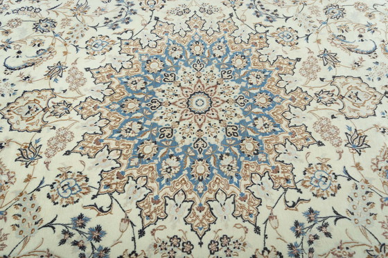 Image 1 of Hand-knotted Persian carpet Nain 9La - 418 x 300 cm - With silk content & fine medallion design