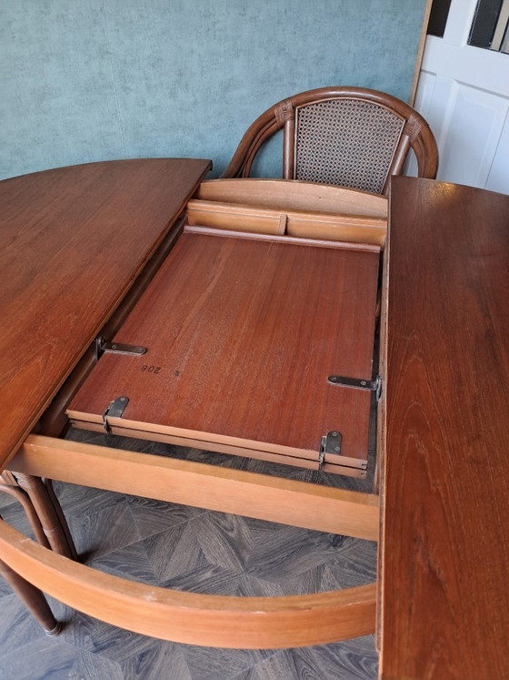 Round extendable wooden Dining table (photo 3 of 6)
