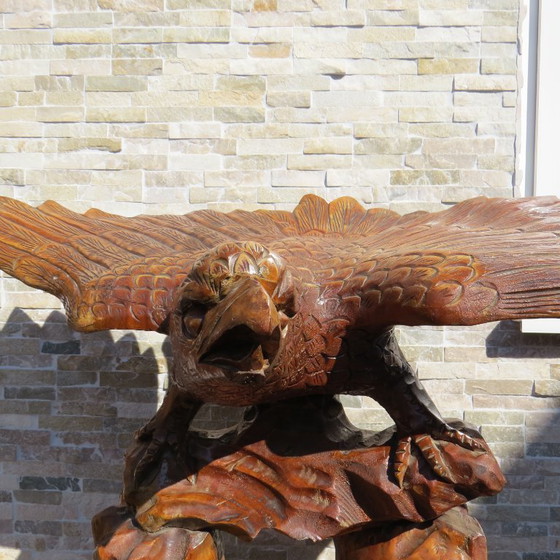 Image 1 of Magnifique grand oiseau de proie en bois massif sur un tronc d'arbre