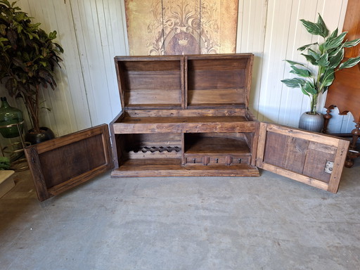 Robusto baule contenitore con cassetti e portabottiglie con serratura e chiave. Dimensioni: 140x56 cm e 73 cm di altezza.