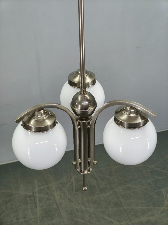 Image 1 of Art Deco kroonluchter uit de jaren 30 van nikkel met opaalglazen bollen.