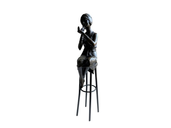 Image 1 of Bronzen beeld – Elegante dame op kruk in Charleston-stijl