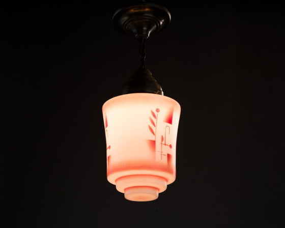 Image 1 of Originele Art Deco hanglamp met geometrische decoratie – jaren 30, opaalglas in rood en wit | gerestaureerd