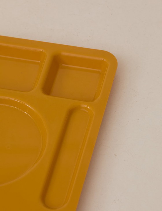 Image 1 of Set van 4 vintage gele dienbladen van Guzzini / Italië, circa 1970.