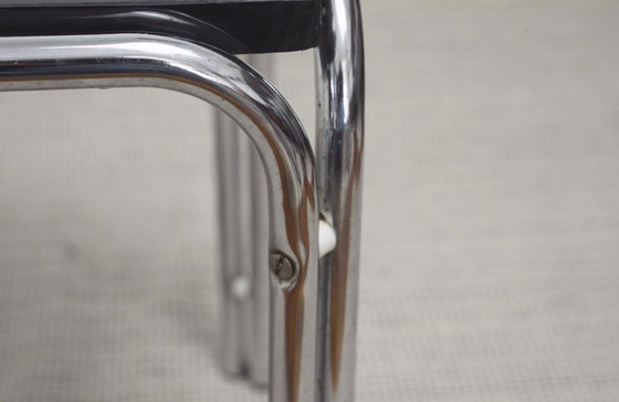 Image 1 of Tavolino laterale Bauhaus cromato con piano in acciaio tubolare e MDF nero, panca/mensola in stile Laccio di Marcel Breuer