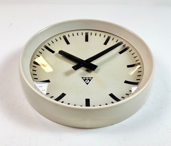 Image 1 of Industriële beige bakelieten fabriekswandklok van Pragotron, jaren 60