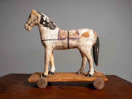 Image 1 of Caballo de juguete de madera antiguo sobre ruedas, principios del siglo XX