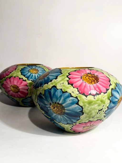 Pair of Hand-Painted Ceramic Vases with 60s Flower Power Floral Motifs – vazen