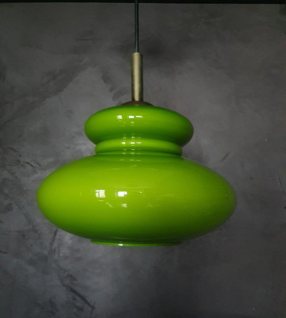 Image 1 of Lampe suspendue de l'ère spatiale / Mid Century d'un vert profond avec un abat-jour en verre opalin.