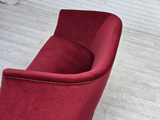 Image 1 of Sofá danés de dos plazas, años 60, terciopelo rojo, patas de madera de fresno.