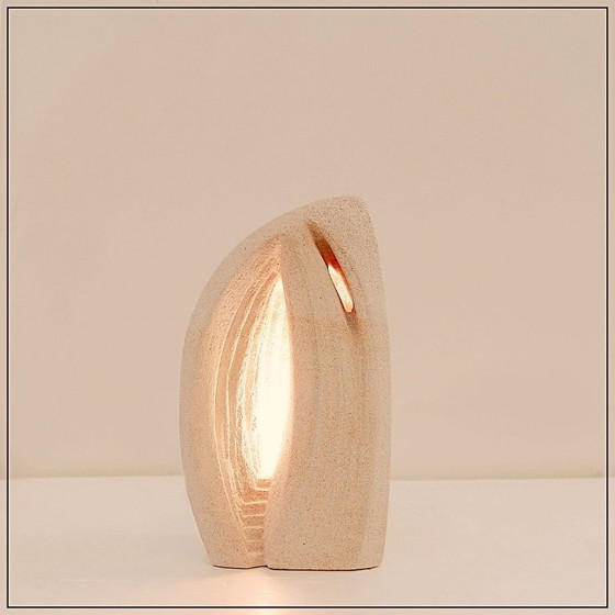 Image 1 of Brutalistische Tischlampe aus geschnitztem Kalkstein - Um 1980er Jahre