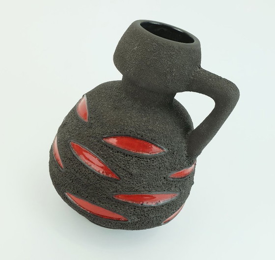 Image 1 of Jarrón de lava de mediados de siglo Cerámica Schlossberg de los años 70 Marrón con dibujo rojo brillante Modelo nº 64-25