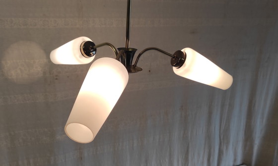 Image 1 of Dreiflammiger Messing-Kronleuchter mit Opalglasschirmen – 1950er/60er Jahre