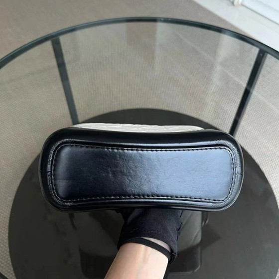 Image 1 of Borsa Chanel Gabrielle Small - 20 cm in pelle di vitello trapuntata bianca e nera con finiture bicolore.