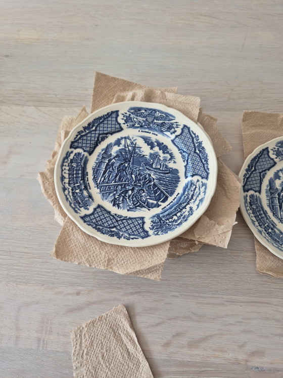 Image 1 of 12 fair Winds bordjes blauw wit allemaal puntgaaf op elk bordje dezelfde afbeelding. Prijs is per bordje. Graag ophalen!