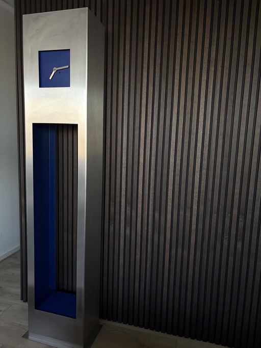 Hermle Design Staande Klok – Geborsteld RVS & Kobaltblauw